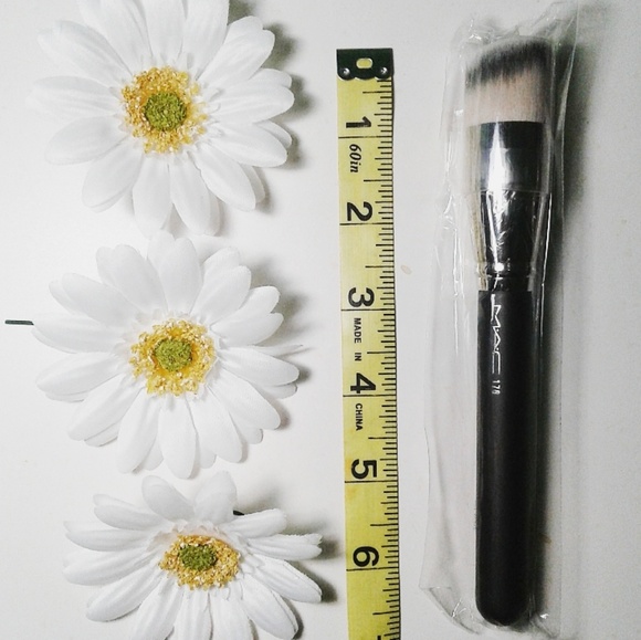 MAC Synthetic Slant Brush ⬇️$45 - Picture 4 of 4